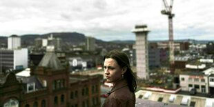 Portrait von Oona Doherty vor Stadtlandschaft