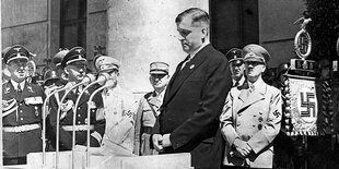 Baron August von Finck, der Präsident des Vorstandes des Hauses der Kunst hält die Begrüßungsansprache zur Eröffnung der 'Großen deutschen Kunstausstellung 1939'. Rechts von ihm ist Adolf Hitler zu sehen, 2. v.li. Reichsführer-SS Heinrich Himmler.