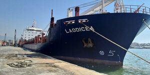 Ein angedocktes Schiff in einem Hafen. Darauf steht der Name "Laodeica"