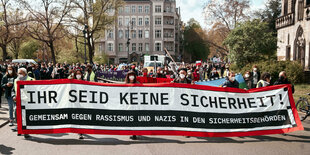 Tausende demonstrieren am 08.05.2021 in Berlin unter dem Motto "Ihr seid keine Sicherheit!" gegen Nazis und Rassist:innen in Polizei und Sicherheitsbehörden