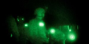 In einer Nachtaufnahme leuchten die Gestalten der Soldaten grünlich