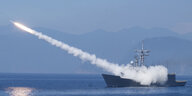 Eine Fregatte feuert eine Luftabwehrrakete ab