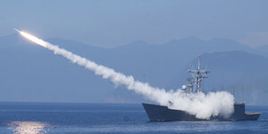 Eine Fregatte feuert eine Luftabwehrrakete ab