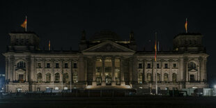 Eine Frontaufnahme des Reichstagsgebäudes