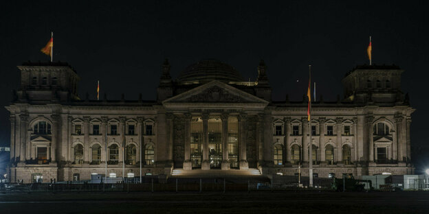 Eine Frontaufnahme des Reichstagsgebäudes