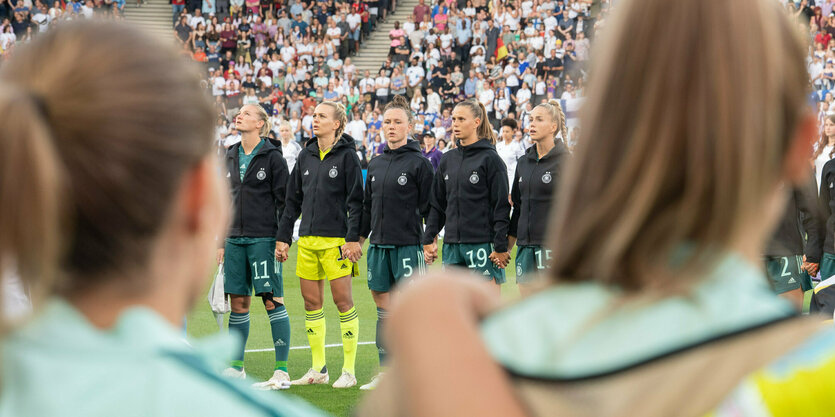 Das deutsche Team singt im vollbesetzten Stadion bei der EM 2022 die Nationalhymne