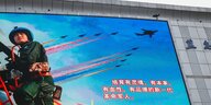 Eine Werbetafel der chinesischen Armee an einer Hauswand in Peking