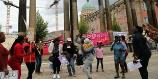 Die Gruppe "Women in Exile" bei einer Kundgebung in Potsdam.