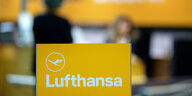 Gelbes Schild mit der Aufschrift "Lufthansa"