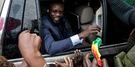 Der senegaliesische Oppsitionspolitiker Ousmane Sonko sitz in einem Auto und wird bejubelt