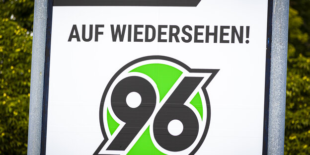 „Auf Wiedersehen!“ steht auf einem Schild über dem Logo von Hannover 96.