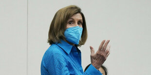 Nancy Pelosi mit Maske.