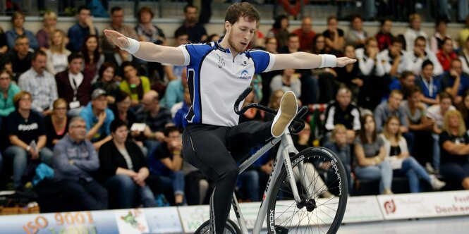 Radeln im Saal: Radkünstler Michael Niedermeier vom RKB Solidarität Bruckmühl.