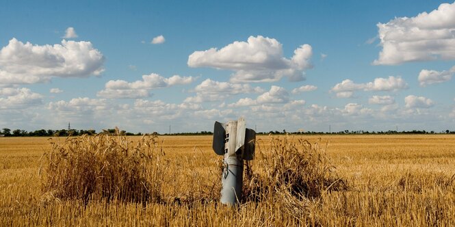 Eine Rakete af einem Kornfeld