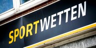 Das Schild "Sportwetten" über einem Bremer Wettbüro