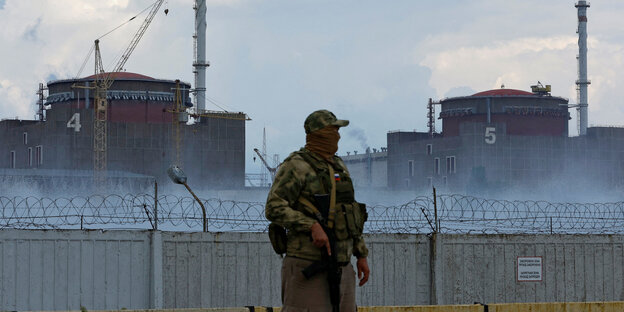 Ein russischer Soldat vor dem Zaun des AKW Ein russischer Soldat vor dem Zaun des AKW