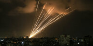 Nachthimmel über Gaza mit leuchtendem Raketenbeschuss