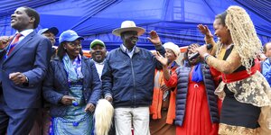 Kandidat Raila Odinga feiert auf einer Wahlkampfbühne mit Mitstreitern und Mitstreiterinnen