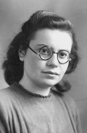 Schwarzweiß Fotografie einer jungen Frau mit schulterlangem Haar und runder Brille