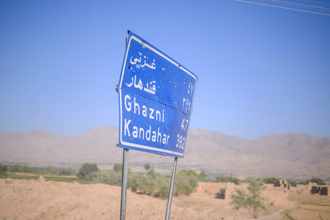 Ein Straßenschild in karger Landschaft.