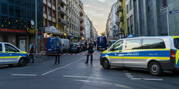 Polizisten stehen vor einer Absperrung während eines Einsatzes im Frankfurter Bahnhofsviertel