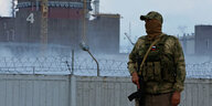 Soldat steht vor einem Kernkraftwerk Wache