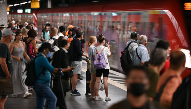 Fahrgäste auf einem Bahnsteig im Hauptbahnhof in Frankfurt/Main warten auf einen Zug