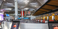 Self-Check-in-Schalter am neuen Internationalen Flughafen Istanbul.