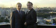 Putin und Schröder posieren vor einer Stadtkulisse