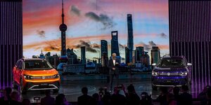 Eine Projektion der Skyline von Shanghai, im Vordergrund sind zwei VW-Autos