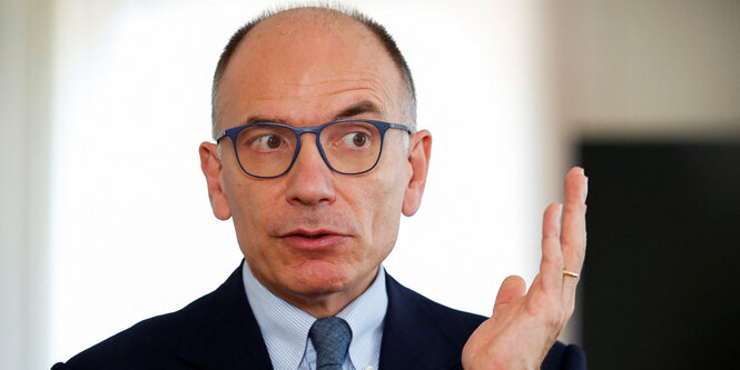 Enrico Letta hebt die Hand