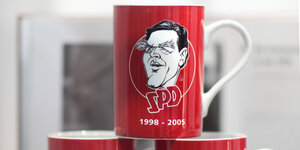 Rote SPD-Tasse mit Schröder-Karikatur