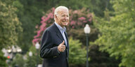 Joe Biden reckt den Daumen