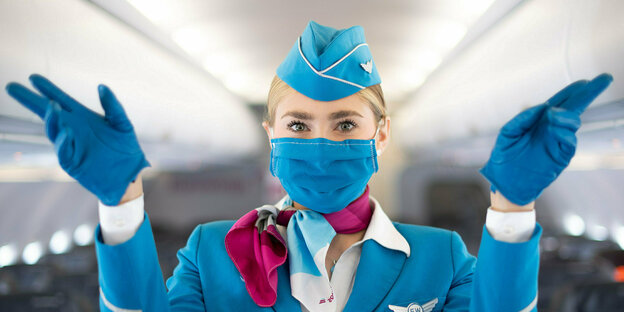 Flugbegleiterin mit Maske.