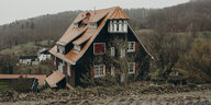 Ein Haus am Waldrand bei düsterem Wetter