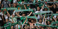 Werder Fans im Block mit Schals in grün-weiß gekleidet etc.