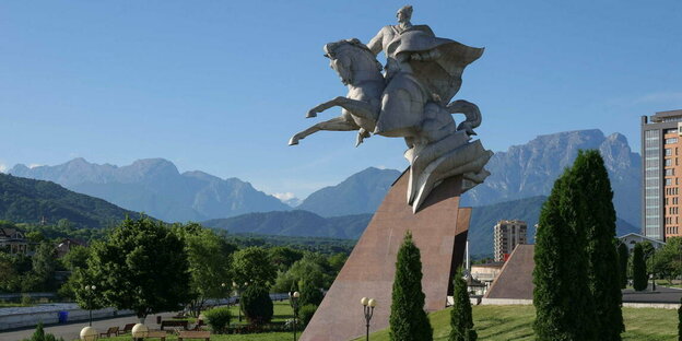 Ein Reiter-Monument in Wladikawkas vor Bergkulisse