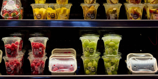 Obst in Plastikverpackungen in einem Kühlregal