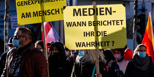 In einer Demonstration trägt eine Teilnehmerin ein gelbes Schild mit der Aufschrift: "Medien. Wass berichtet ihr die Wahrheit?"