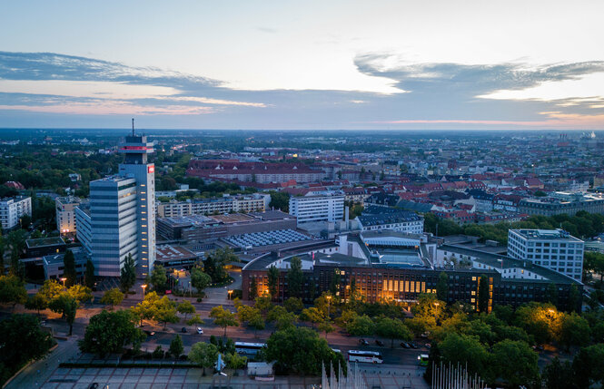 Blick auf den Rundfunk Berlin Brandenburg am frühen Morgen.