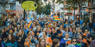 Hunderte Menschen laufen beim Dyke*March durch Hamburgs Straßen