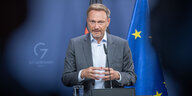 Christian Lindner (FDP), Bundesminister der Finanzen, vor einer Europa-Flagge an einem Redepult