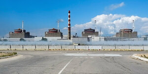 Frontaler Blick auf das Atomkraftwerk in Saporischschja