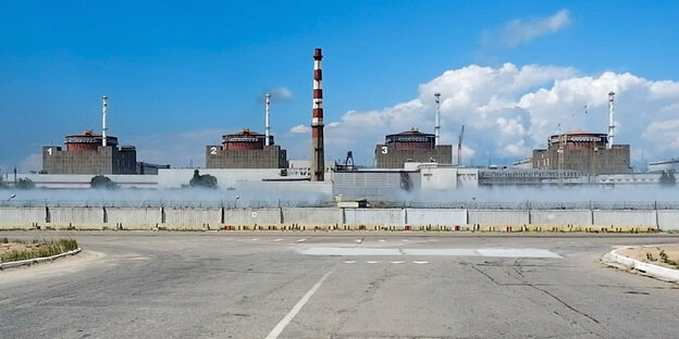 Frontaler Blick auf das Atomkraftwerk in Saporischschja