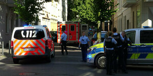 Polizeibeamt:innen sichern einen Einsatzort in der Holsteiner Straße in Dortmund