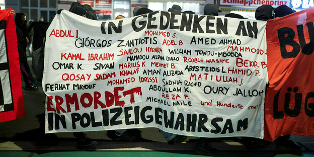 "Ermordet in Polizeigewahrsam " und eine Liste mit Namen auf einem Transparent