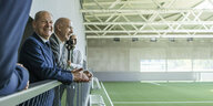 Olaf Scholz schaut auf einen Indoor-Fußballplatz