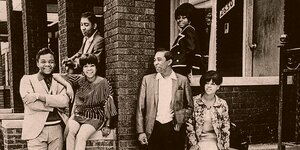 Gruppenbild in schwarz-weiß mit Lamont Dozier, den Supremes und den Brüdern Holland