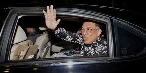 Anwar Ibrahim winkt aus einem Auto
