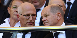 Peter Tschentscher und Olaf Scholz bei der Trauerfeier für Uwe Seeler im Volksparkstadion